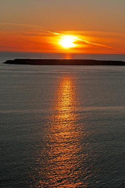 Island, Europa: en solnedgång i Husavik, en fiskeby på norra kusten, det första stället att avgöras av en nordisk man och en berömda valskådning centrum — Stockfoto