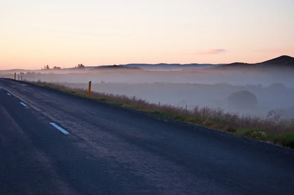 IJsland, Europa: adembenemend roze landschap gezien bij zonsondergang vanaf de route 1, de ringweg, de nationale weg rond het eiland lopen en het aansluiten van de meeste bewoonde delen van het land en de belangrijkste toeristische attracties — Stockfoto