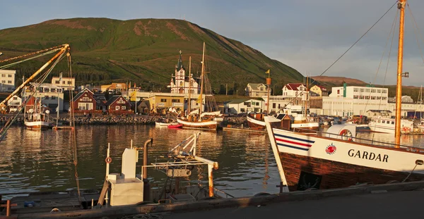 Islandia: vista del puerto y de la ciudad de Husavik al atardecer —  Fotos de Stock
