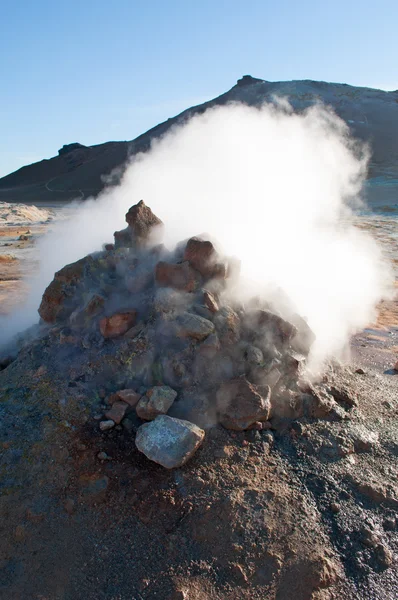 Islândia: uma fumarola a vapor em Hverir, uma área geotérmica na região de Myvatn — Fotografia de Stock