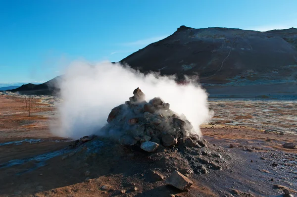 Islândia: uma fumarola a vapor em Hverir, uma área geotérmica na região de Myvatn — Fotografia de Stock