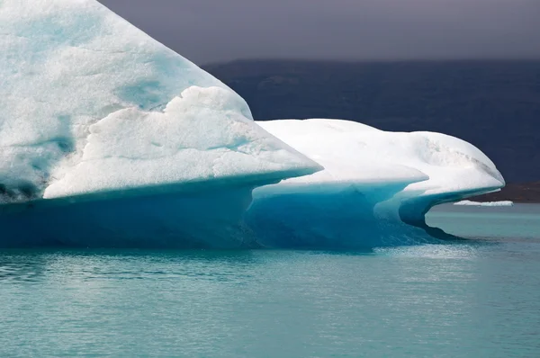 아이슬란드, 유럽: 대서양 가장자리에서 빙하가 물러난 후 개발된 바트나요쿨 국립공원 가장자리에 있는 아이슬란드 남동부의 대형 빙하 호수인 요쿨살론 빙하 라군에 떠 있는 빙산 — 스톡 사진