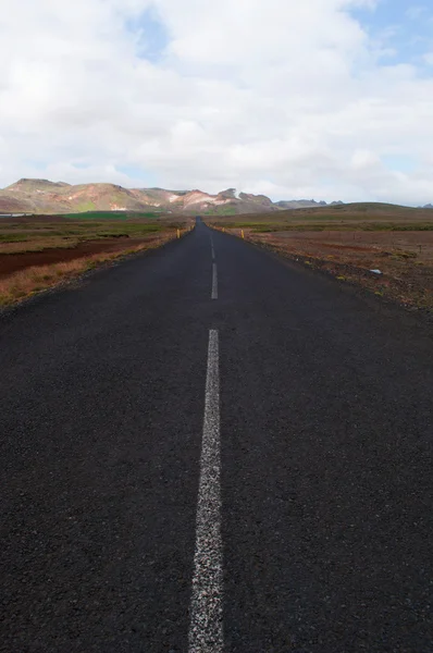 Islândia, Europa: paisagem deslumbrante vista da Rota 1, da Rota do Anel, estrada nacional (1.332 quilômetros) correndo ao redor da ilha e conectando a maioria das partes habitadas do país e as principais atrações turísticas — Fotografia de Stock