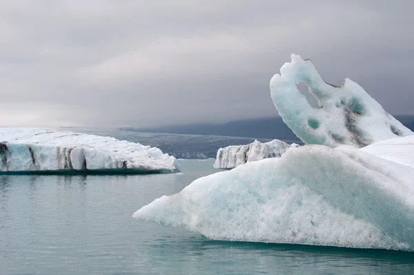 Islanda, Europa: iceberg galleggianti nella laguna del ghiacciaio di Jokulsarlon, un grande lago glaciale nel sud-est dell'Islanda, ai margini del Parco Nazionale Vatnajokull sviluppato dopo che il ghiacciaio si è ritirato dal bordo dell'Oceano Atlantico — Foto Stock