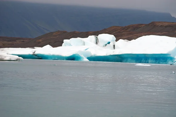 Islândia, Europa: icebergs flutuantes na lagoa do glaciar Jokulsarlon, um grande lago glacial no sudeste da Islândia, na borda do Parque Nacional Vatnajokull desenvolvido depois que a geleira recuou da borda do Oceano Atlântico — Fotografia de Stock