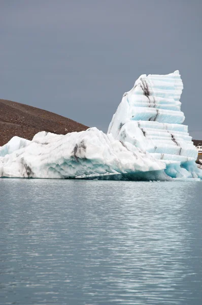 İzlanda, Avrupa: Jokulsarlon buzul lagünü yüzen buzdağları, güneydoğu İzlanda büyük bir buzul gölü, Vatnajokull Milli Parkı kenarında buzul Atlantik Okyanusu'nun kenarından çekildikten sonra geliştirilen — Stok fotoğraf