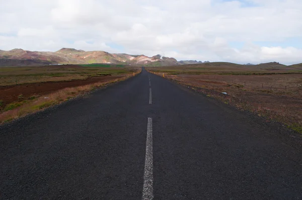 İzlanda, Avrupa: rota 1, çevre yolu, ulusal yol (1.332 kilometre) adanın etrafında çalışan ve ülkenin ikamet parçaları ve ana turistik çoğu bağlanan görülen nefes kesen peyzaj — Stok fotoğraf
