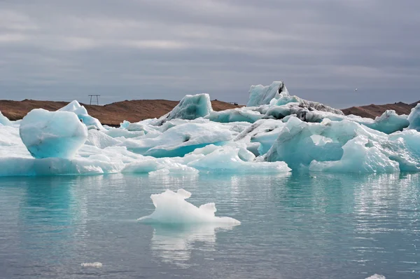 Ισλανδία, Ευρώπη: πλωτό παγόβουνο στη λιμνοθάλασσα του παγετώνα Jokulsarlon, μια μεγάλη λίμνη με παγετό στη Νοτιοανατολική Ισλανδία, στην άκρη του εθνικού πάρκου Vatnajokull αναπτύχθηκε μετά τον παγετώνα υποχώρησε από την άκρη του Ατλαντικού ωκεανού — Φωτογραφία Αρχείου
