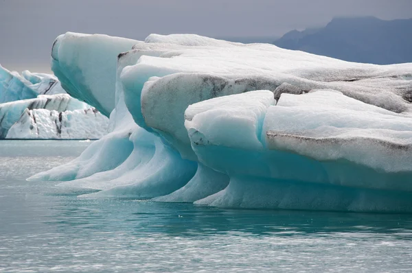 Izland, Európa: úszó jéghegyek a Jokulsarlon gleccser lagúna, egy nagy jeges tó Délkelet-Izland, szélén a Vatnajokull Nemzeti Park alakult, miután a gleccser visszahúzódott az Atlanti-óceán szélén — Stock Fotó