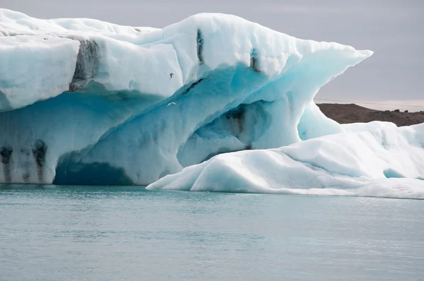 Izland, Európa: úszó jéghegyek a Jokulsarlon gleccser lagúna, egy nagy jeges tó Délkelet-Izland, szélén a Vatnajokull Nemzeti Park alakult, miután a gleccser visszahúzódott az Atlanti-óceán szélén — Stock Fotó