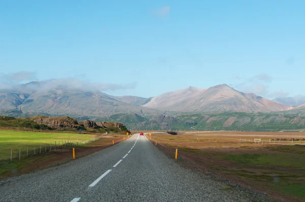 Исландия, Европа: захватывающий пейзаж с трассы 1, кольцевой дороги, национальной дороги (1332 км), проходящей вокруг острова и соединяющей большинство населенных пунктов страны и основные туристические достопримечательности Стоковая Картинка