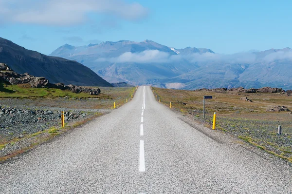 Исландия, Европа: захватывающий пейзаж с трассы 1, кольцевой дороги, национальной дороги (1332 км), проходящей вокруг острова и соединяющей большинство населенных пунктов страны и основные туристические достопримечательности Стоковое Изображение
