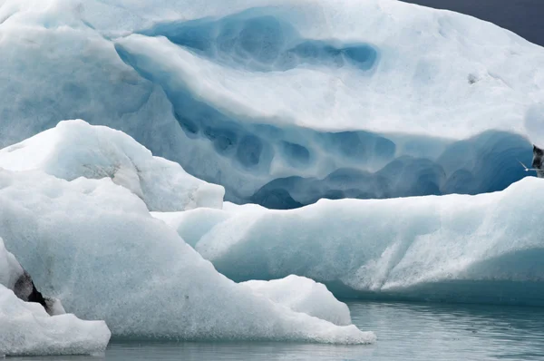 アイスランド、ヨーロッパ:氷河が大西洋の端から後退した後に開発されたヴァトナジョクル国立公園の端に、アイスランド南東部の大きな氷河湖、ヨクルサルロン氷河ラグーンに浮かぶ氷山 ストック画像