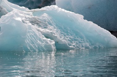 İzlanda, Avrupa: Jokulsarlon buzul lagünü yüzen buzdağları, güneydoğu İzlanda büyük bir buzul gölü, Vatnajokull Milli Parkı kenarında buzul Atlantik Okyanusu'nun kenarından çekildikten sonra geliştirilen