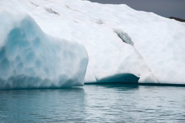 İzlanda, Avrupa: Jokulsarlon buzul lagünü yüzen buzdağları, güneydoğu İzlanda büyük bir buzul gölü, Vatnajokull Milli Parkı kenarında buzul Atlantik Okyanusu'nun kenarından çekildikten sonra geliştirilen