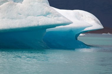 İzlanda, Avrupa: Jokulsarlon buzul lagünü yüzen buzdağları, güneydoğu İzlanda büyük bir buzul gölü, Vatnajokull Milli Parkı kenarında buzul Atlantik Okyanusu'nun kenarından çekildikten sonra geliştirilen