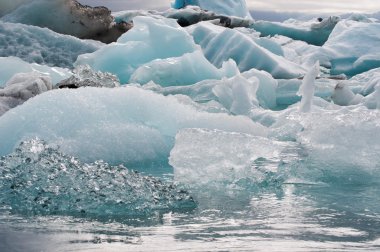 İzlanda, Avrupa: Jokulsarlon buzul lagünü yüzen buzdağları, güneydoğu İzlanda büyük bir buzul gölü, Vatnajokull Milli Parkı kenarında buzul Atlantik Okyanusu'nun kenarından çekildikten sonra geliştirilen