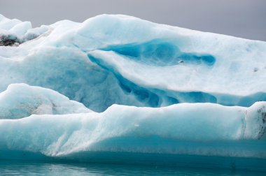 İzlanda, Avrupa: Jokulsarlon buzul lagünü yüzen buzdağları, güneydoğu İzlanda büyük bir buzul gölü, Vatnajokull Milli Parkı kenarında buzul Atlantik Okyanusu'nun kenarından çekildikten sonra geliştirilen