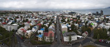 Reykjavik, İzlanda, Avrupa: İzlanda'nın başkenti ve en büyük şehri, egemen bir devletin dünyanın en kuzey başkenti, tipik İskandinav mimari evleri ile silueti havadan görünümü 
