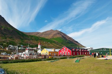 İzlanda, Avrupa: Siglufjordur, adanın kuzey kıyısında aynı adı taşıyan dar bir fiyort küçük bir balıkçı kasabası silueti görmek, Dark İzlanda için ayar, Ragnar Jonasson ve serisi Trapped tarafından dedektif serisi