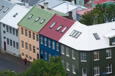 Reykjavik, İzlanda, Avrupa: İzlanda'nın başkenti ve en büyük şehri, egemen bir devletin dünyanın en kuzey başkenti, tipik İskandinav mimari evleri ile silueti havadan görünümü 