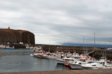 İzlanda, Avrupa: Stykkisholmur limanının havadan görünümü, Snaefellsnes kuzey kesiminde küçük bir balıkçı kasabası, bölgede bulunabilir birçok turistik için minyatür Izlanda adlı Batı Yarımadası