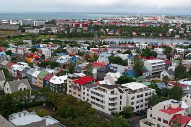 Reykjavik, İzlanda, Avrupa: İzlanda'nın başkenti ve en büyük şehri, egemen bir devletin dünyanın en kuzey başkenti, tipik İskandinav mimari evleri ile silueti havadan görünümü 