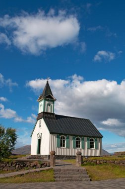 İzlanda, Avrupa: Thingvallakirkja, Thingvellir Kilisesi (1859) 11. yüzyılda Thingvellir Milli Parkı 'nda, Althing 'in evi (930 ad 'dan beri ulusal parlamento) ve Kuzey Amerika ile Avrasya tektonik plakaları arasındaki sınır arasında yer aldı.
