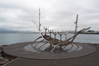 Reykjavik, İzlanda, Avrupa: Solfar görünümü, Güneş Voyager denilen, Kuzey Atlantik Okyanusu önünde Jon Gunnar Arnason tarafından 1990 heykel, bir rüya teknesi, Güneş'e bir gazel ve keşfedilmemiş toprakların söz sembolize