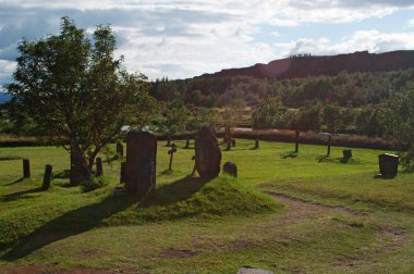 Thingvellir milli parkı, İzlanda: Thingvallakirkja arkasındaki mezarlıkta mezarlar ve mezar taşları, Thingvellir Kilisesi, Althing ev (930 Ad 1798 ulusal Parlamento)