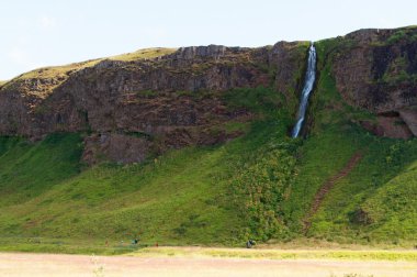 İzlanda: Seljalandsfoss bölgesinde küçük bir şelale