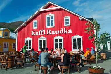 İzlanda, Avrupa: Kaffi Raudka görünümü, Siglufjordur marina tarafından en ünlü restoran ve bar, kuzey kıyısında dar bir fiyort küçük bir balıkçı kasabası, Dark Iceland için ayar, Ragnar Jonasson serisi