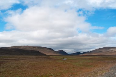 İzlanda: dağlar ve çevre yolu görülen bulutlar ile İzlanda manzara panoramik manzaralı