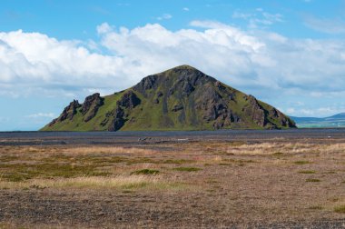 İzlanda: dağlar ve çevre yolu görülen bulutlar ile İzlanda manzara panoramik manzaralı