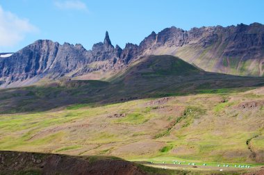 İzlanda: dağlar ve çevre yolu görülen bulutlar ile İzlanda manzara panoramik manzaralı