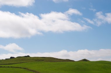 İzlanda: yeşil tepeler ve çevre yolu görülen bulutlar ile İzlanda manzara panoramik manzaralı