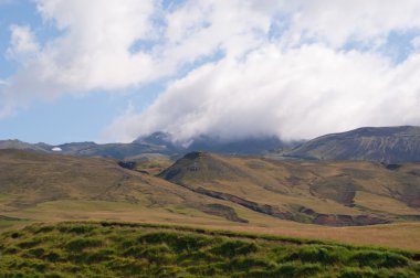 İzlanda: dağlar ve çevre yolu görülen bulutlar ile İzlanda manzara panoramik manzaralı