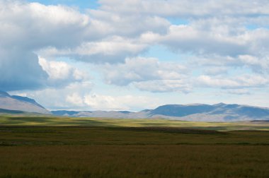 İzlanda: dağlar ve çevre yolu görülen bulutlar ile İzlanda manzara panoramik manzaralı