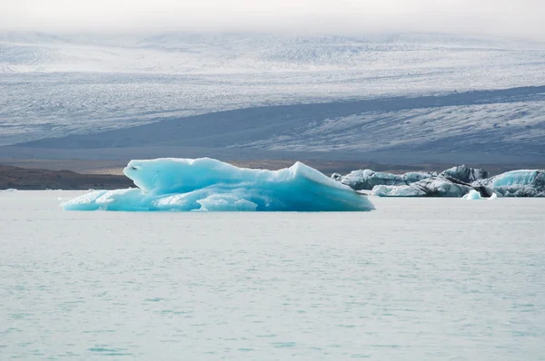 Island, Evropa: ledové ledovce v ledovcové laguně Jokulsarlon, velké ledovcové jezero na jihovýchodě Islandu, na okraji národního parku Vatnajokull, vyvinutého po ledovci zotavovaném z okraje Atlantického oceánu — Stock fotografie