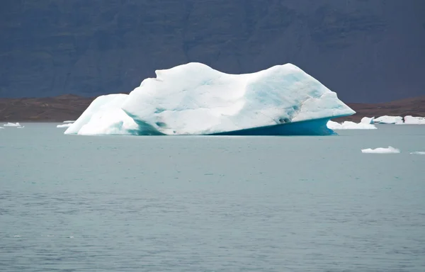 Izland, Európa: úszó jéghegyek a Jokulsarlon gleccser lagúna, egy nagy jeges tó Délkelet-Izland, szélén a Vatnajokull Nemzeti Park alakult, miután a gleccser visszahúzódott az Atlanti-óceán szélén — Stock Fotó