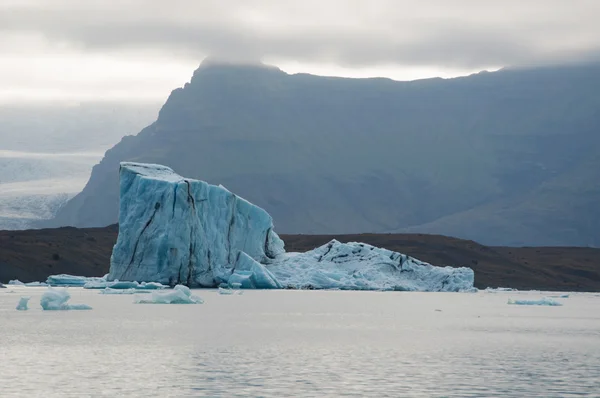 Island, Evropa: ledové ledovce v ledovcové laguně Jokulsarlon, velké ledovcové jezero na jihovýchodě Islandu, na okraji národního parku Vatnajokull, vyvinutého po ledovci zotavovaném z okraje Atlantického oceánu — Stock fotografie
