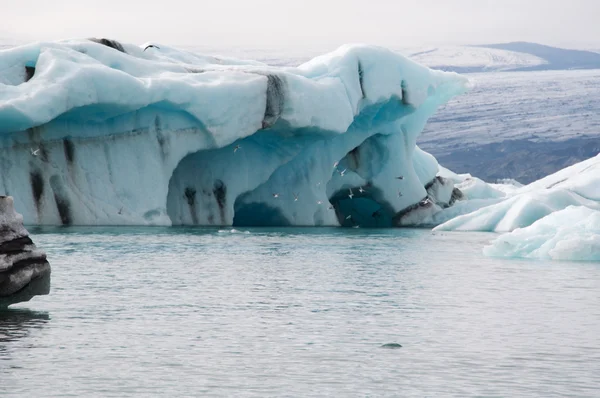 Ісландія, Європа: плавучий айсбергів в льодовик лагун Jokulsarlon, велике Льодовикове озеро на південному сході Ісландії, на краю Ватнажокюл Національний парк, розроблений після того, як льодовик відступила від краю Атлантичного океану — стокове фото