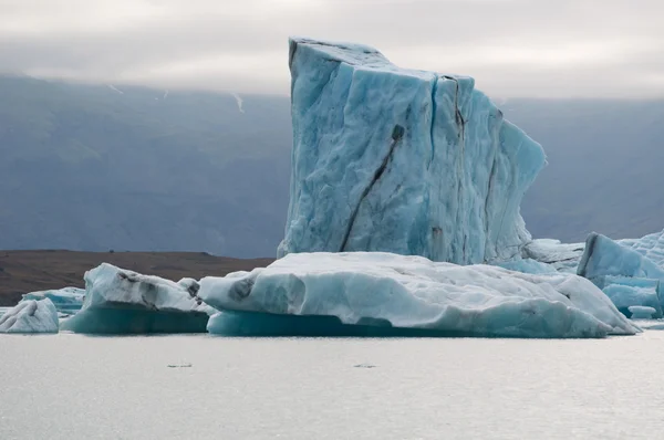 Islanda, Europa: iceberg galleggianti nella laguna del ghiacciaio di Jokulsarlon, un grande lago glaciale nel sud-est dell'Islanda, ai margini del Parco Nazionale Vatnajokull sviluppato dopo che il ghiacciaio si è ritirato dal bordo dell'Oceano Atlantico — Foto Stock