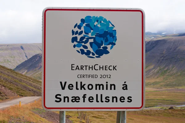 Iceland, Europe: welcome sign in the Snaefellsnes, the western peninsula named Iceland in Miniature for the many sights which can be found in the area, including the Snfellsjokull volcano, one of the symbols of the Country — ストック写真