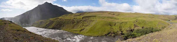 아이슬란드, 유럽: 스코가포스 폭포의 상부 가을, 스코가 강에 위치한 유명한 관광 명소, 이전 해안선의 절벽, 섬의 남쪽, 폭 25 미터와 60 미터의 드롭 — 스톡 사진