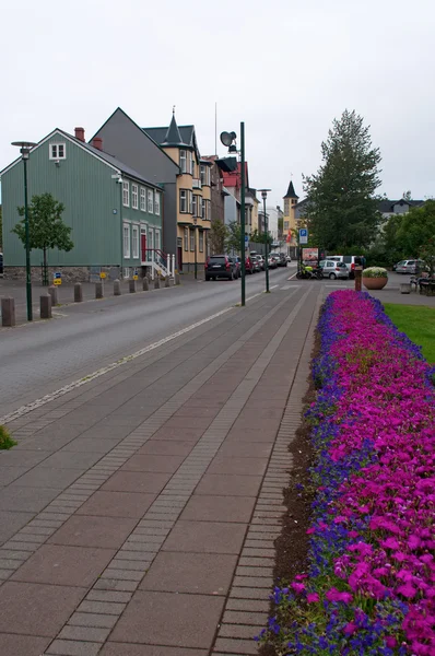 Reykjavik, Islanda, Europa: veduta delle strade della capitale e più grande città islandese, la capitale più settentrionale del mondo di uno Stato sovrano, skyline con le tipiche case di architettura nordica — Foto Stock