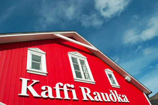 아이슬란드, 유럽: 시글루피오르두르(Siglufjordur)의 정박지에서 가장 유명한 레스토랑이자 바 중 하나인 카피 라우드카(Kaffi Raudka)의 전경, 북부 해안의 좁은 피요르드에 있는 작은 어촌 마을, 다크 아이슬란드의 정점, 라그나르 조나슨의 시리즈 — 스톡 사진