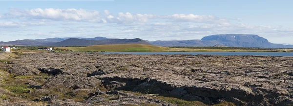 Islandia: un camino y el paisaje con campos de lava en la península de Reykjanes —  Fotos de Stock