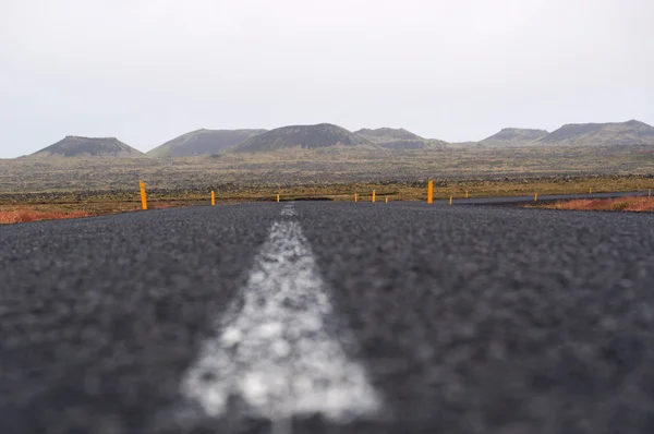 Islandia, Europa: impresionante paisaje visto desde la ruta 1, la carretera de circunvalación, la carretera nacional (1.332 kilómetros) que recorre la isla y conecta la mayor parte de las zonas habitadas del país y los principales atractivos turísticos —  Fotos de Stock