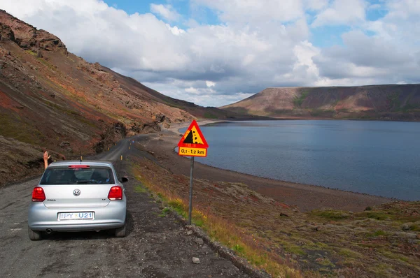 İzlanda: selamlar bir araba penceresinden sonraki Kleifarvatn Gölü — Stok fotoğraf